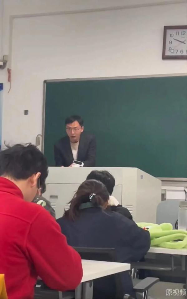 老师酷似“高启盛”走红，本人回应