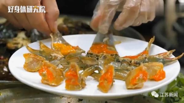 可怕！女子胆囊结石复发就医，术中取出10条活虫！或因这个爱好……