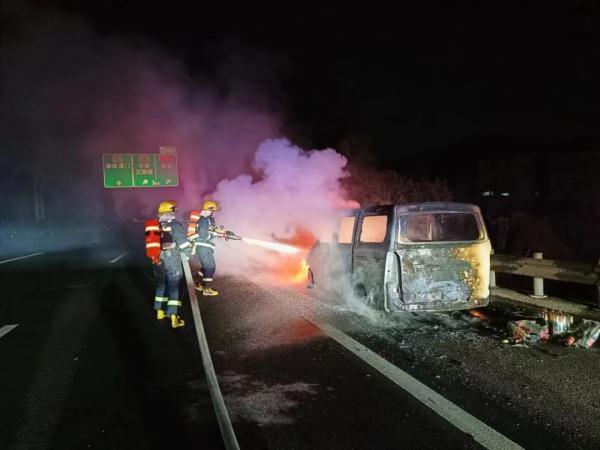 面包车高速上起火，驾驶员灭火不成竟……