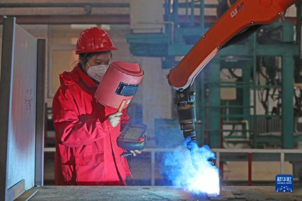 高温弧光为伴的电焊“花木兰”班组 高温弧光为伴的电焊“花木兰”班组