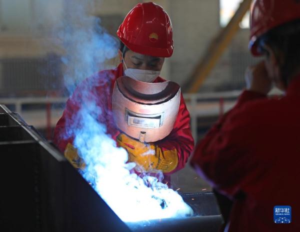 高温弧光为伴的电焊“花木兰”班组 高温弧光为伴的电焊“花木兰”班组