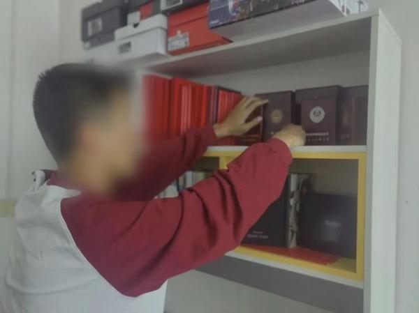 她的每通电话,只敢响铃5秒... 她的每通电话,只敢响铃5秒...