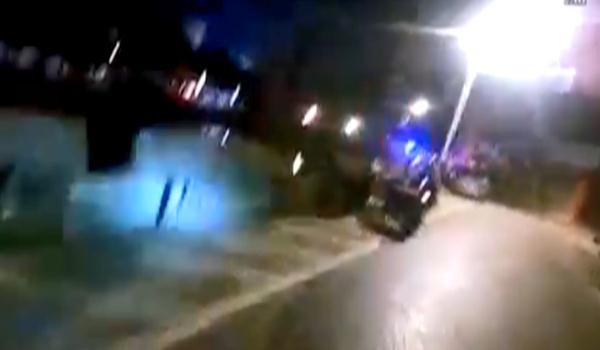 男子凌晨跳河轻生,危急时刻他们纵身一跃…… 男子凌晨跳河轻生,危急时刻他们纵身一跃……