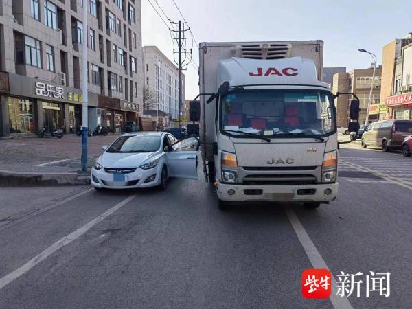 惊险！停车后司机疏于观察突然开门，后方大货车一头撞上