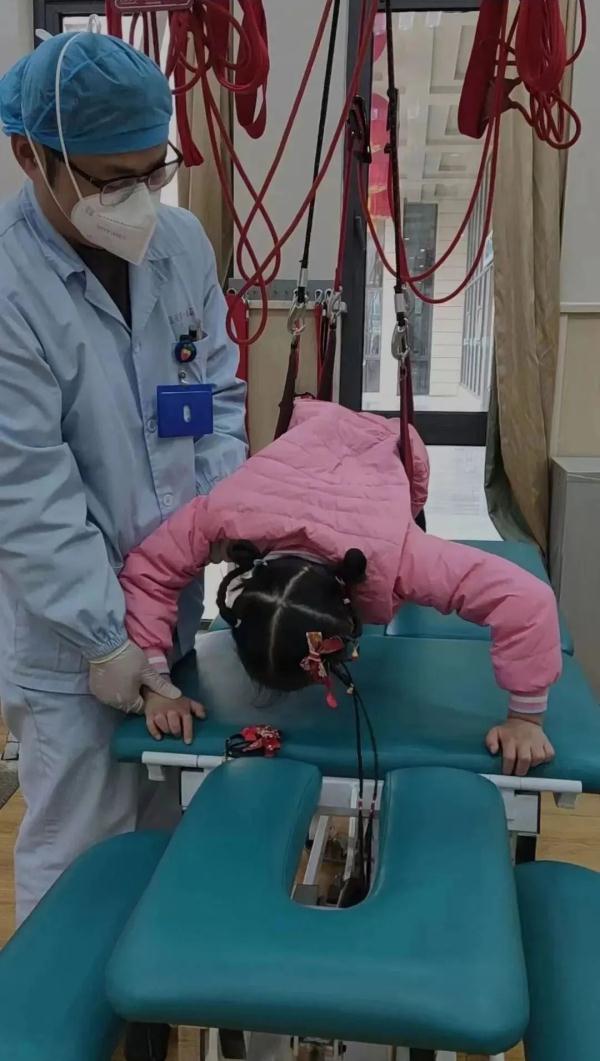 看泪了！7岁，高位截瘫，这样的“俯卧撑”她每天做200个……