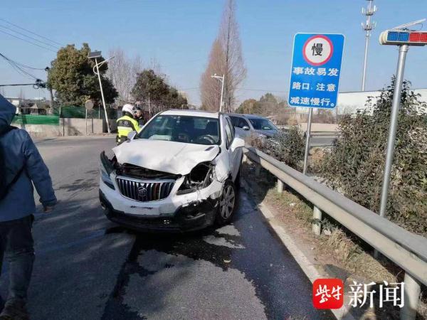 两车直行通过无信号灯路口，未让右和未减速都要承担责任