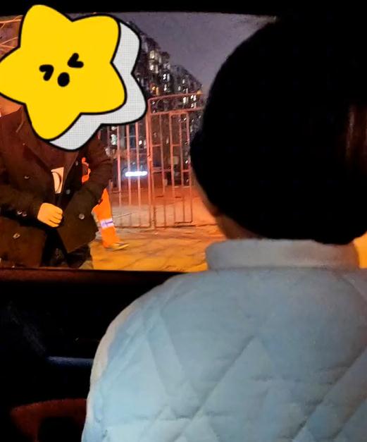 爸爸不慎刮花别人车辆3岁萌娃狂道歉，网友：想生气都气不起来