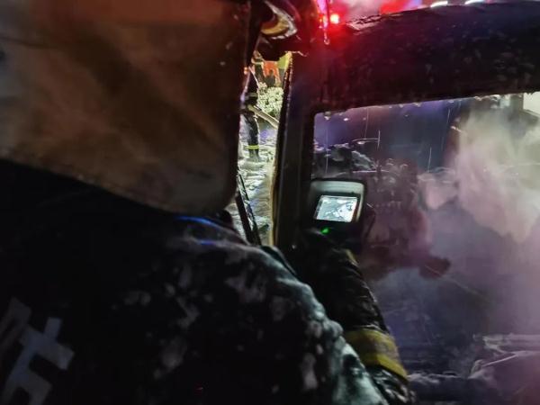 面包车高速上起火，驾驶员灭火不成竟……