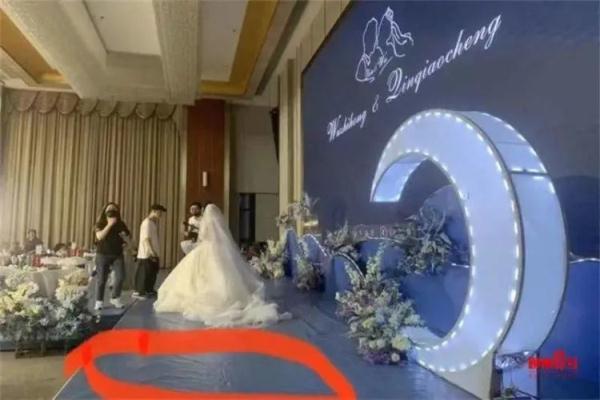 婚礼现场货不对板，名字拼音都弄错！新人把婚庆公司告了