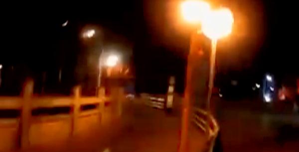 男子凌晨跳河轻生,危急时刻他们纵身一跃…… 男子凌晨跳河轻生,危急时刻他们纵身一跃……