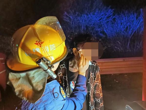 面包车高速上起火，驾驶员灭火不成竟……