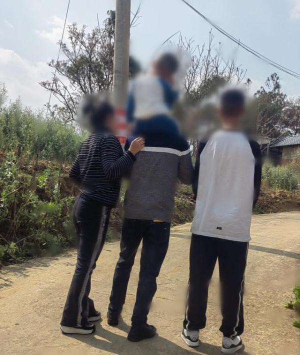 她的每通电话,只敢响铃5秒... 她的每通电话,只敢响铃5秒...