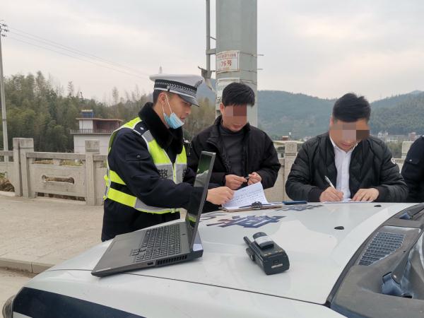 浙江街头，多名驾驶员围在警车旁“罚抄” ！网友：希望推广