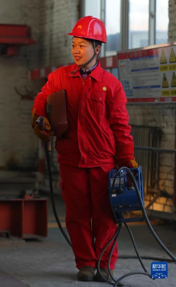 高温弧光为伴的电焊“花木兰”班组 高温弧光为伴的电焊“花木兰”班组