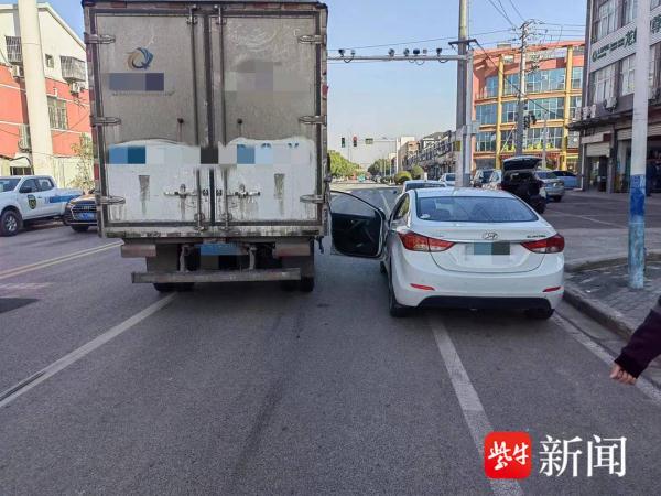 惊险！停车后司机疏于观察突然开门，后方大货车一头撞上