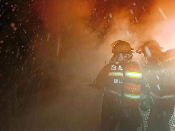 面包车高速上起火，驾驶员灭火不成竟……