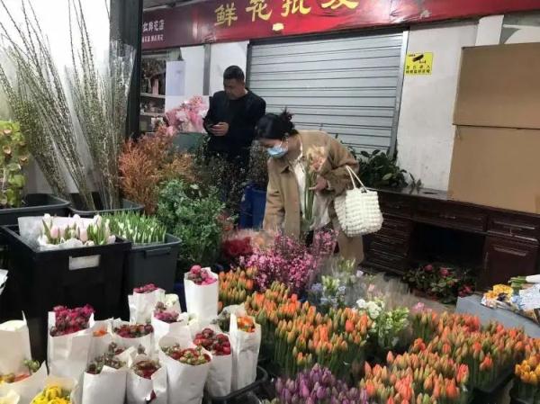 花店生意突然暴增!比情人节还火! 花店生意突然暴增!比情人节还火!
