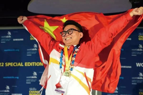 “刮腻子”刮成世界冠军！这个00后小伙，太赞