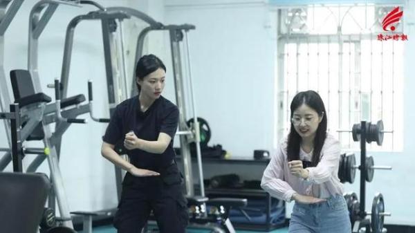 曾经的空姐，如今的女特警！