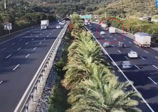 突发事故！就在厦门一隧道口，紧急救援！