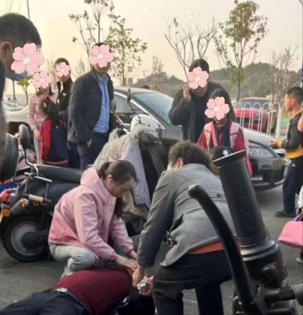 长沙家长校门口突发心跳骤停,幸好遇到正接孩子放学的她…… 长沙家长校门口突发心跳骤停,幸好遇到正接孩子放学的她……