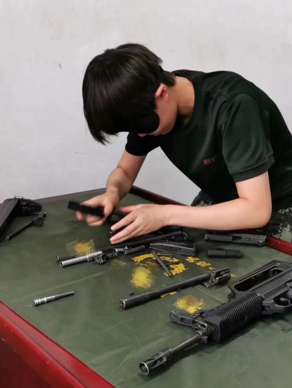 “蒙眼拆装枪”拼速度,特战玫瑰破纪录! “蒙眼拆装枪”拼速度,特战玫瑰破纪录!