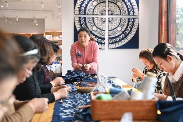 浙江宁波：“七彩巧富”工程助女性就业