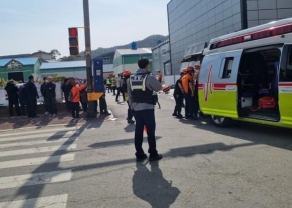 韩媒:韩国一货车冲入人群,已致3人心脏骤停5人重伤 韩媒:韩国一货车冲入人群,已致3人心脏骤停5人重伤