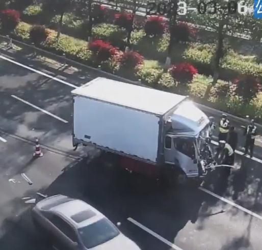 突发事故！就在厦门一隧道口，紧急救援！