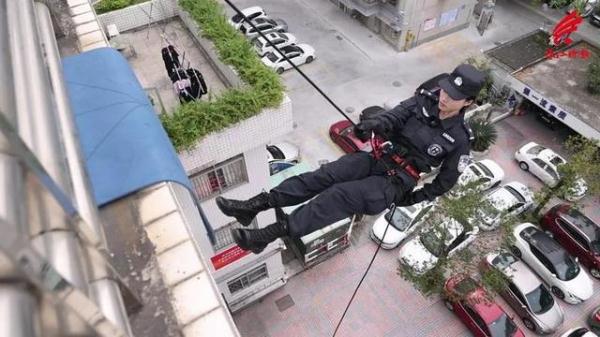 曾经的空姐，如今的女特警！