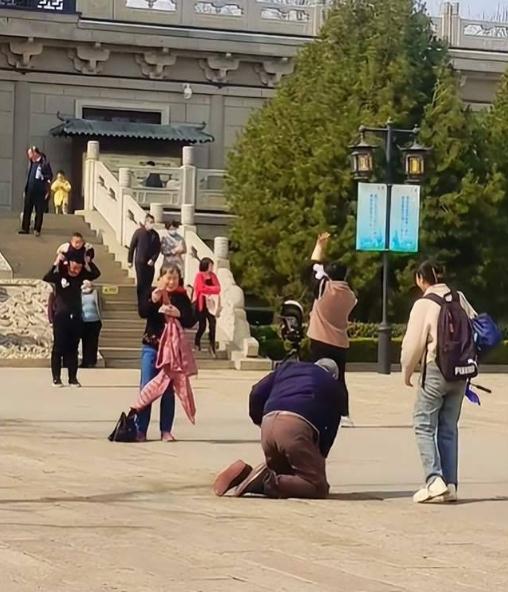 大爷起身时跪地，女孩去扶，竟是个“美丽的误会”……