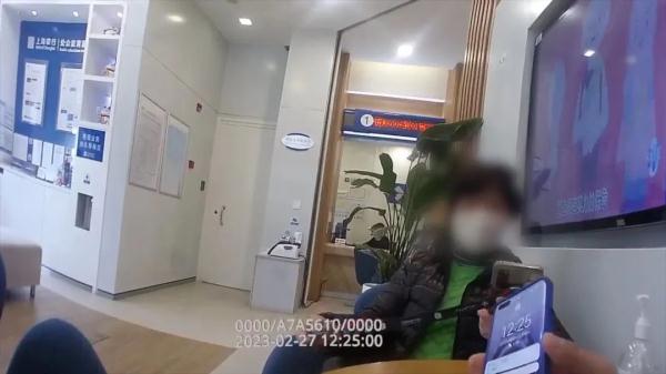 骗子用“高回报”引诱老人上当 民警劝阻千钧一发