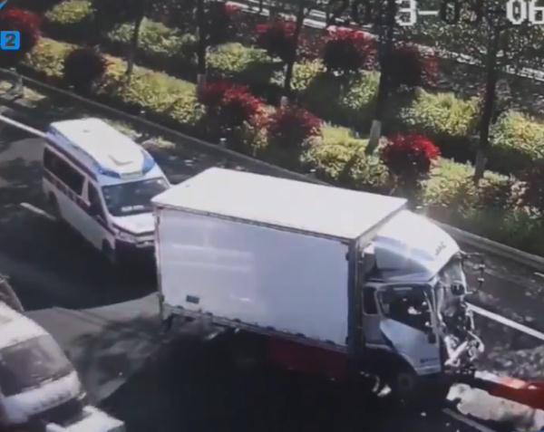 突发事故！就在厦门一隧道口，紧急救援！