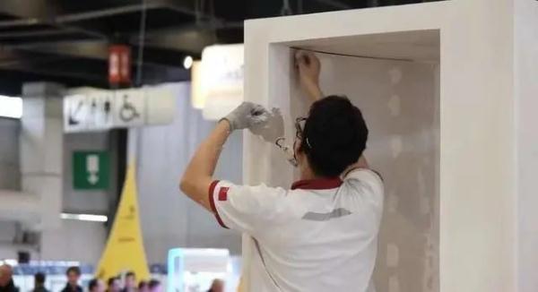 “刮腻子”刮成世界冠军！这个00后小伙，太赞