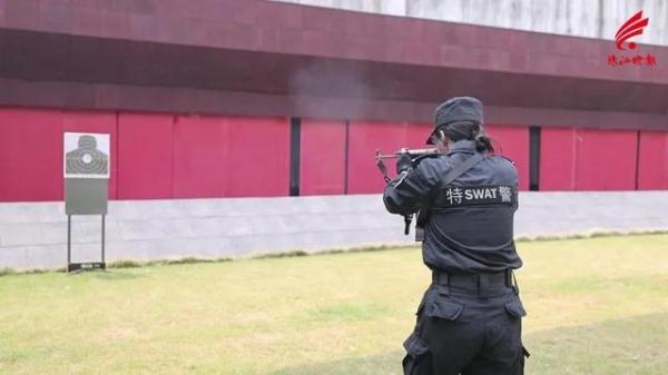 曾经的空姐，如今的女特警！