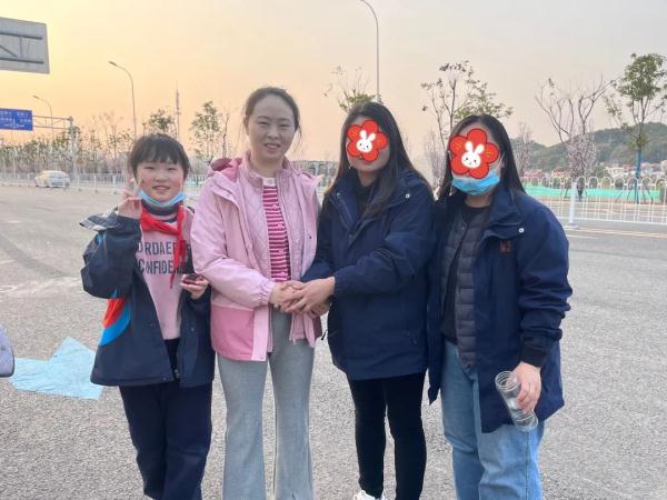 长沙家长校门口突发心跳骤停,幸好遇到正接孩子放学的她…… 长沙家长校门口突发心跳骤停,幸好遇到正接孩子放学的她……