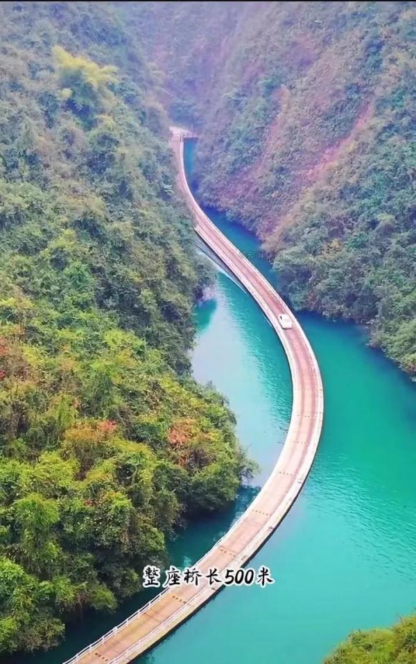 甚至可以过坦克?湖北一景区浮桥上演“车在水上漂” 甚至可以过坦克?湖北一景区浮桥上演“车在水上漂”