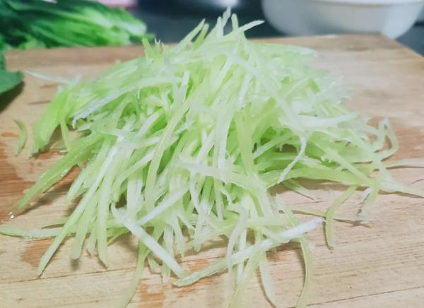 这种“笋”是春天的应季菜,强筋、健骨、通便……还很实惠! 这种“笋”是春天的应季菜,强筋、健骨、通便……还很实惠!