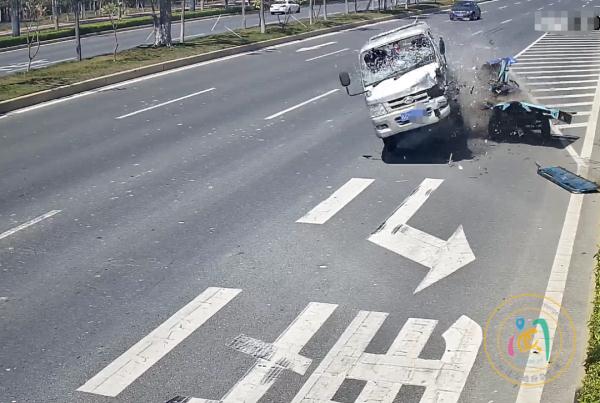 看到监控里这一幕，交警也被吓到了！