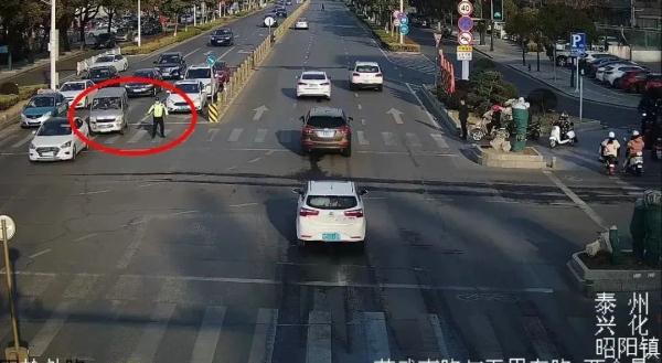 警车开道！不到三分钟...