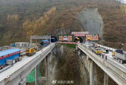 胜利村隧道双洞贯通！峨汉高速关键工程取得重大进展
