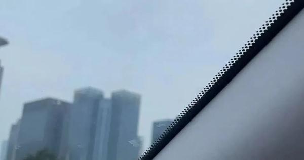 车窗玻璃上的小黑点有什么作用？你知道吗？
