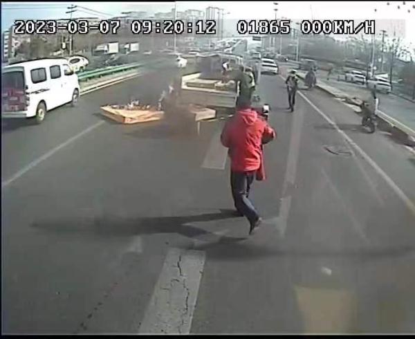 石家庄街头，一公交车司机撇下乘客就跑……