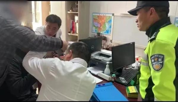 警车开道！不到三分钟...