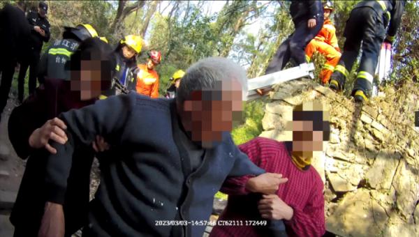 九旬老人“飞越”养老院，被困8米高坡下不来，原因让人泪目