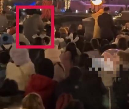 站着看烟花被辱骂，迪士尼最新回应→