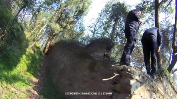 九旬老人“飞越”养老院，被困8米高坡下不来，原因让人泪目