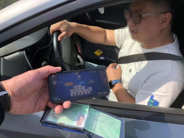 心真大！男子高速违停，竟在车里打牌……