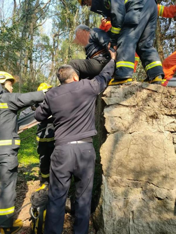 九旬老人“飞越”养老院，被困8米高坡下不来，原因让人泪目