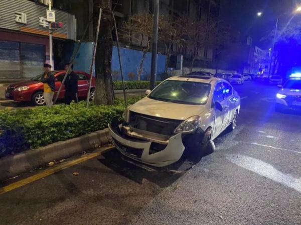 司机一个动作连撞三车,车损严重还要负全责 司机一个动作连撞三车,车损严重还要负全责